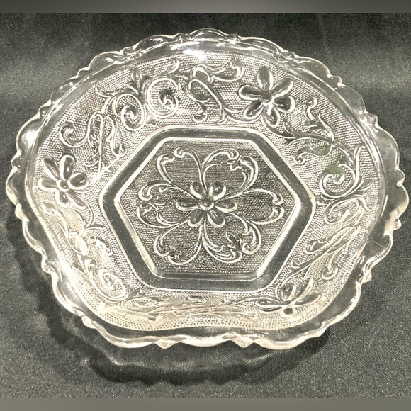 Vintage Indiana Glass Daisy Pattern Pressed Glass small miscellaneous bowl EUC - Picture 9 of 9